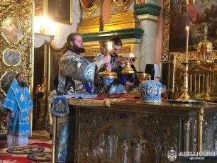 03.05.19 - У Світлу П’ятницю архієпископ Філарет взяв участь у Літургії в Почаївській Лаврі